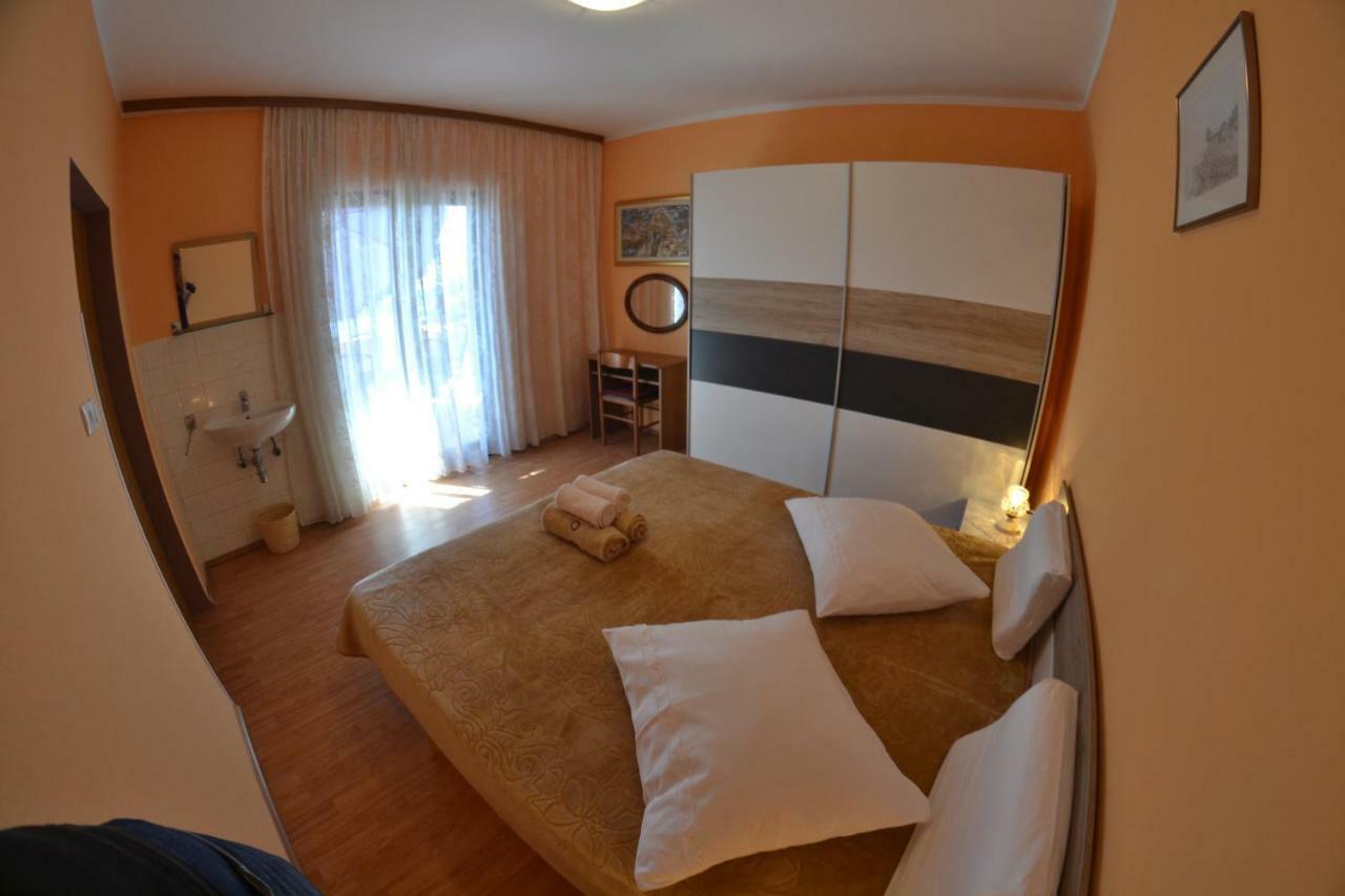 Apartman Jadranka Palit Exteriör bild