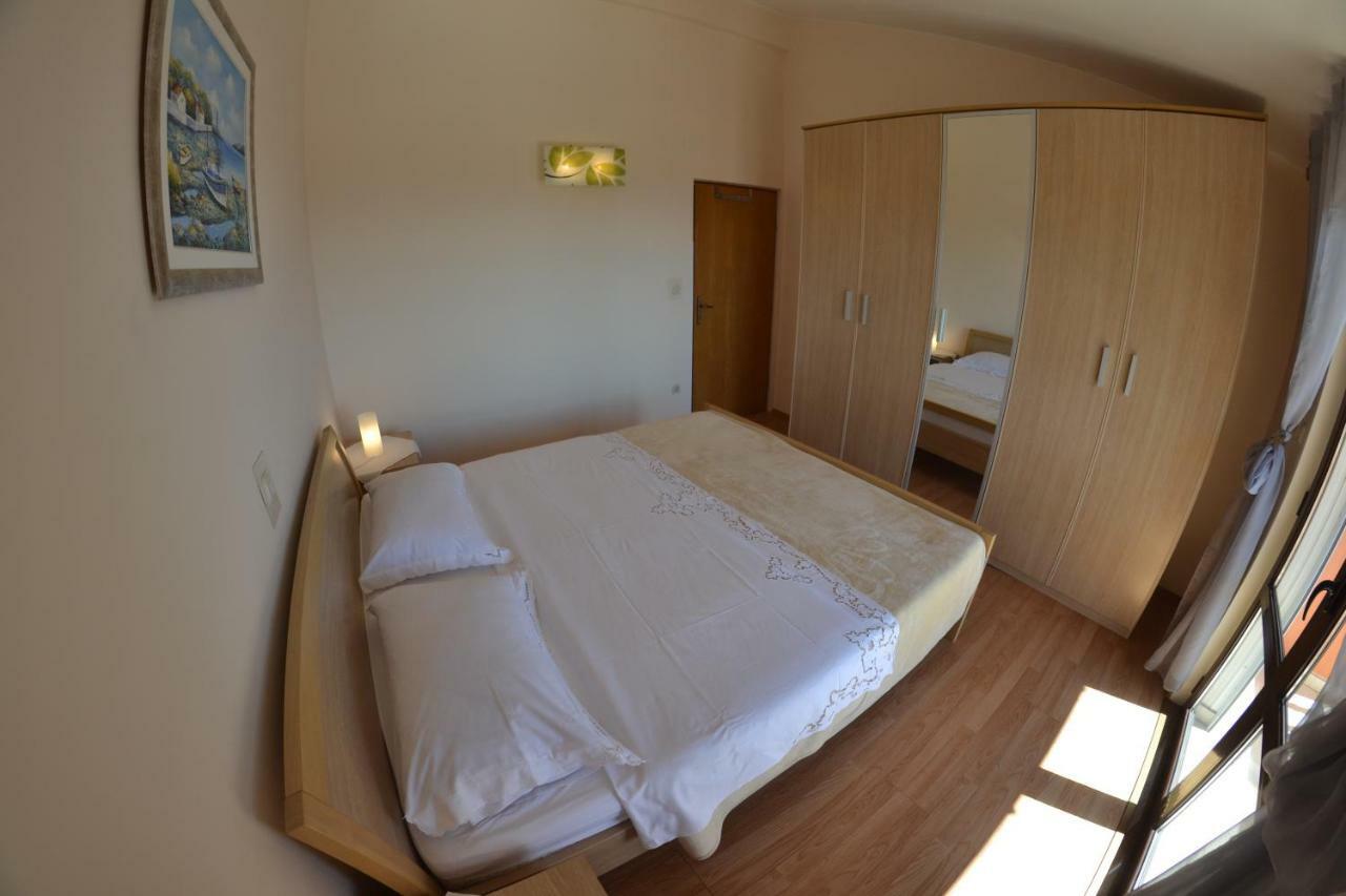 Apartman Jadranka Palit Exteriör bild